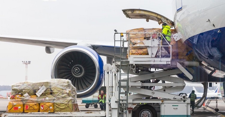 Pengiriman cargo menggunakan pesawat, Sumber: tirto.id