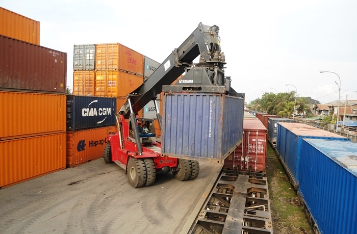 Memindahkan kontainer dengan alat bantuan. Sumber: kalogistics