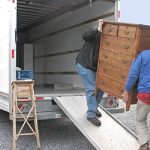 Perabotan yang sedang dipindahkan menggunakan truk, Sumber: moving.tips