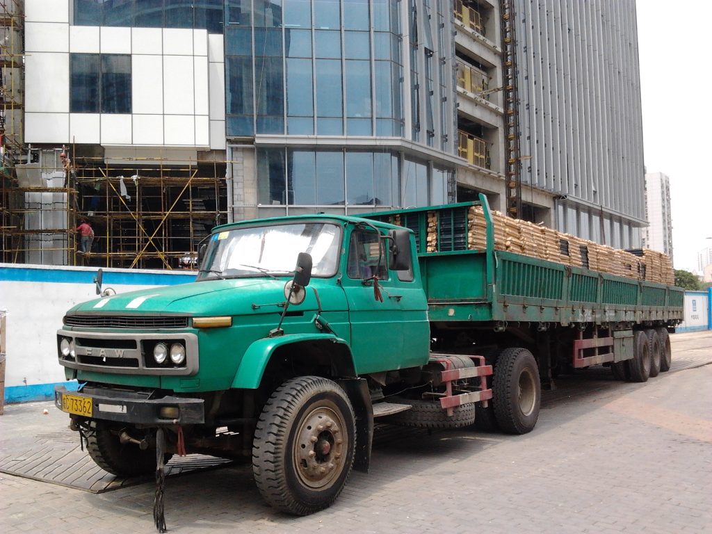 memiliki kapasitas hingga 60 ton, trailer sering digunakan di pabrik besar. sumber: wikimedia.org